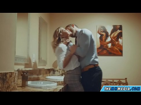 ❤️ Gava ku blondeyek busty we di nav hewşek gelemperî de dixapîne ❤️❌ Vîdyoyê porno li porno ku.kutjeporno.ru ❤